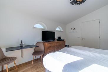 住宿加早餐  Gastsuite Het Duinroosje Met Hottub Op Het Privé Terras!