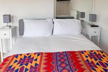 پانسیون Flat In Glastonbury 10