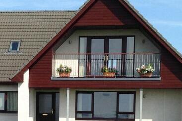 Pensiune 2 Br On Bus Route To Sty Town   No Breakfast   Crockery Cutlery Tidy Up Offered