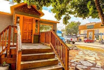 تختخواب و صبحانه The Cedar Room