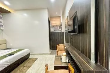 Le Grace ! Haridwar होटल ले ग्रेस, ஹோட்டல் லீ கிரேஸ் Fully Air Conditioned Hotel, Lift Wifi And Park