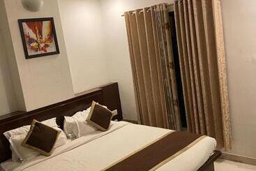 Golden Sandstone Hotel Safaris