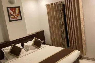 Golden Sandstone Hotel Safaris