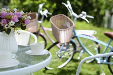 تختخواب و صبحانه Love Fun House