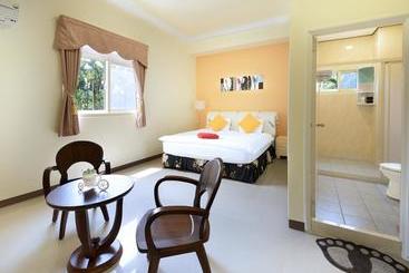 تختخواب و صبحانه Love Fun House