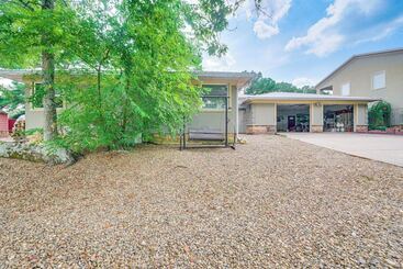 کلبه Broken Bow Escape W/ Mountain Views & Pool Access!