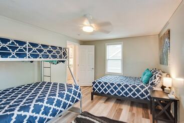 קוטג'' Urbandale Oasis: Game Room, Patio, Grill & More!