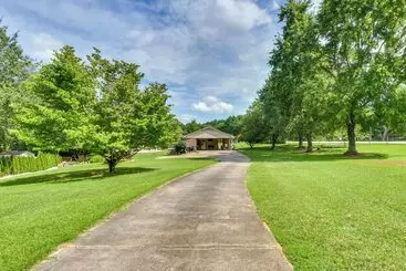 Mökkimajoitus West Union Home W/ Saltwater Pool On 2 Acres!