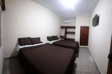 هتل Y Restaurante Casa Jardines