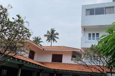 هتل Kadal The Beach House