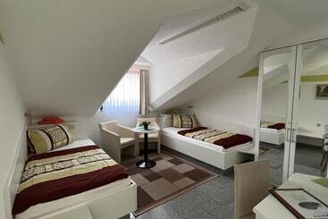 Hotel Und Pension Am Burchardikloster