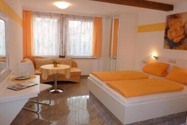 Hotel Und Pension Am Burchardikloster