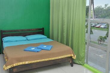 Tanjak Motel   Hostel