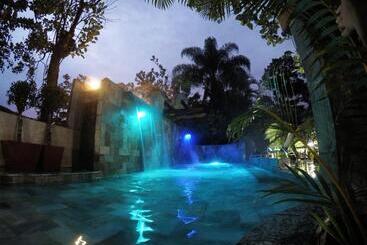 Resort Paradise Hot Springs