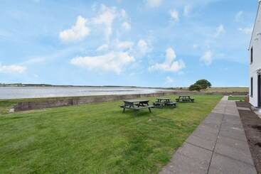 تختخواب و صبحانه Edenside House