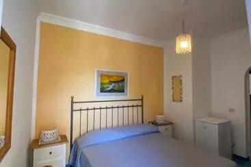 Aamiaismajoitus (B&B) Lunaponzese Ponza Centro