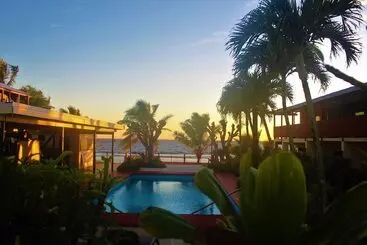 هتل Kiikii Inn & Suites