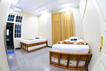 Bed and Breakfast Bonsai Surf Lodge   Hostel