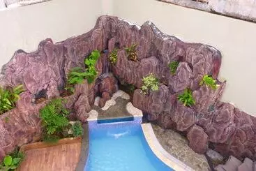 Bed and Breakfast Bonsai Surf Lodge   Hostel