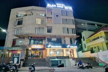 בית מלון כפרי White And Black