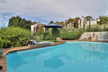 مبيت وإفطار Three Oaks