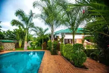 تختخواب و صبحانه Dzimbahwe Guest Lodge