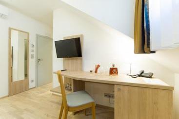 Garni Hotel Castle Bridge