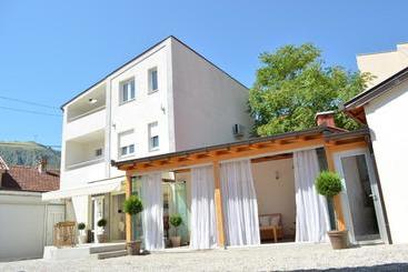 تختخواب و صبحانه City Apartment One