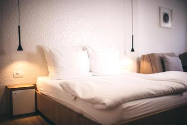 تختخواب و صبحانه City Apartment One