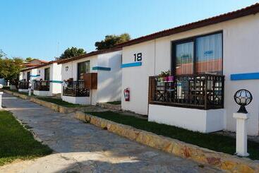 Maya Bistro Hotel & Beach