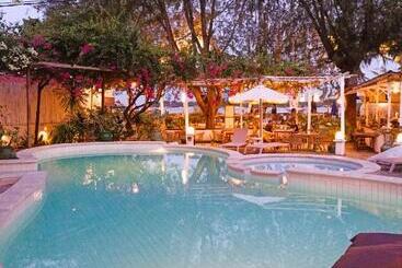 Villa Almarik Resort