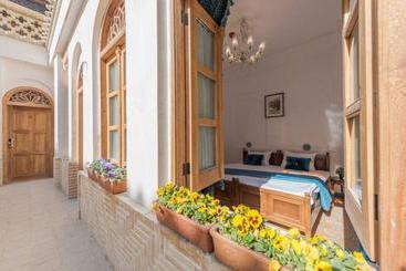 هتل Ghasre Monshi House