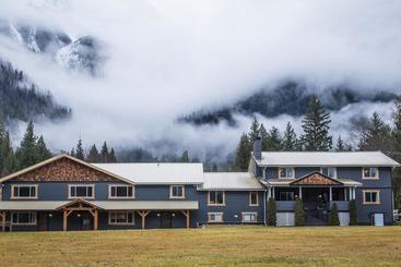 Hotel Bella Coola Eagle Lodge