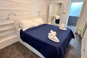 مسافرخانه Yacht Club Angioino