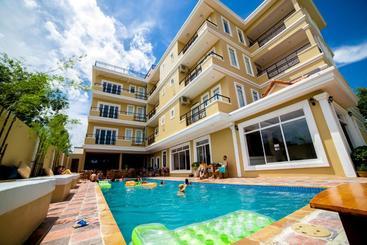 Mad Monkey Kampot Hostel Adults Only