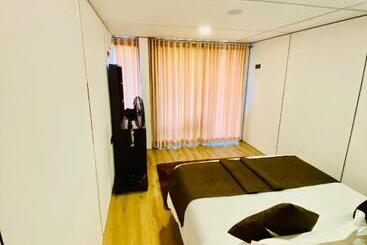 Hotelli Box On Clouds