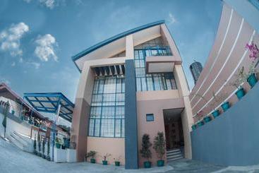 민박 The Half House By Elmar Cabin