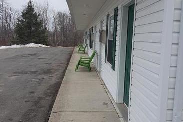 فندق على الطريق Covered Bridge Inn & Suites