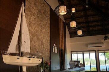 리조트 Fridays Puerto Galera