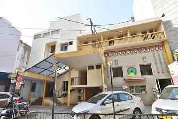 Oyo 13668 Hotel Utsav