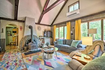 コテージ Vibrant Putney Cabin W/ Fire Pit: Hike & Ski!