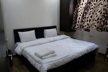 בית מלון כפרי Kundan Plaza Jasola