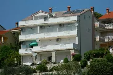 Majatalo Guest House Lucija