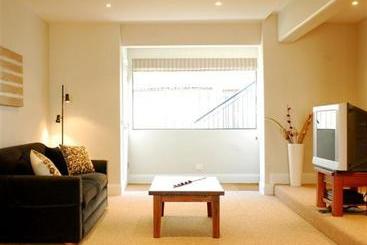 Отель 404 On Trafalgar