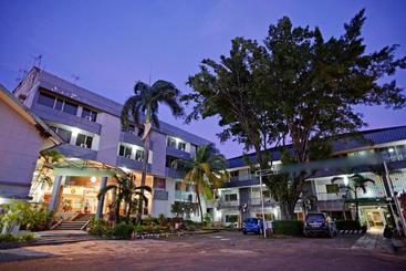 Отель Zen Rooms Basic Kebayoran