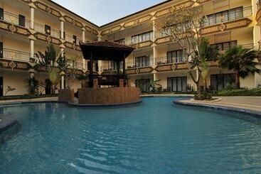 Hotel Yusro  Restaurant & Convention