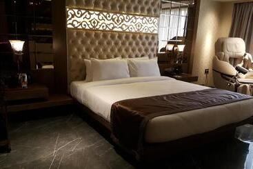 Hotel Peninsula Redpine Airport