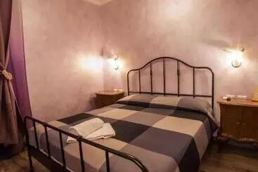هتل Iris Guest House