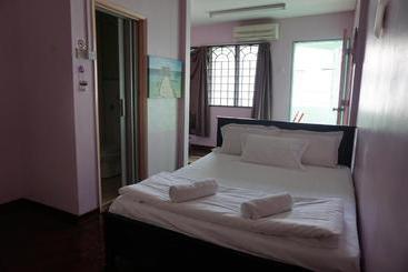 هتل 3 Little Birds Home, 100meter To Jonkerwalk