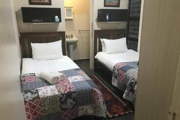 فندق A Little Guesthouse